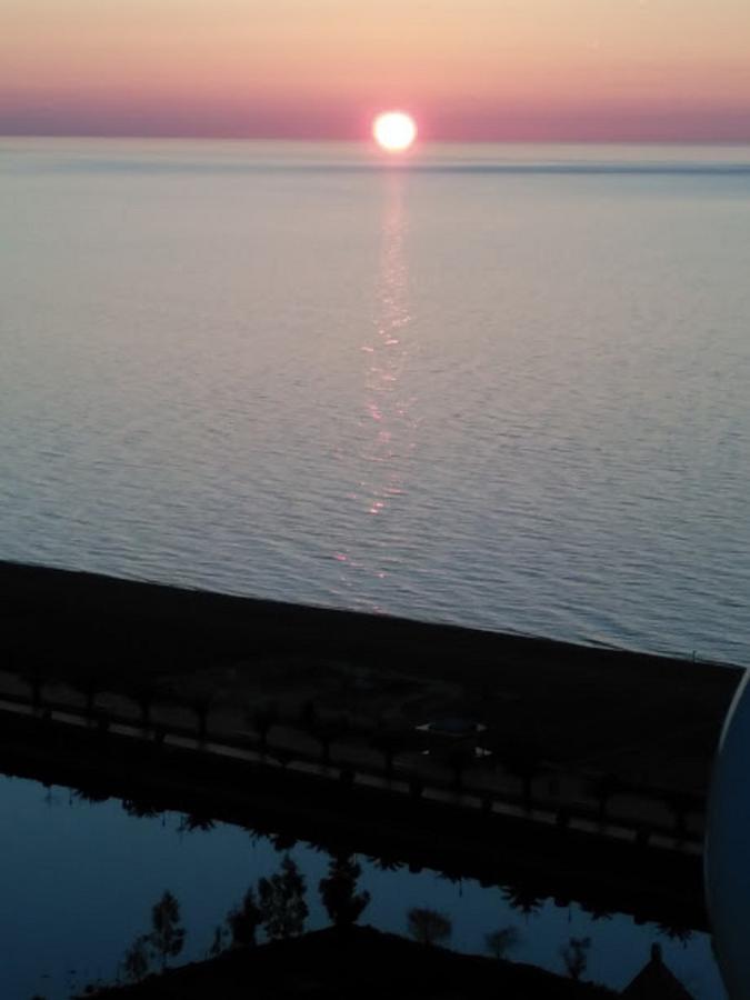 Penthouse Hotel Batoemi Buitenkant foto