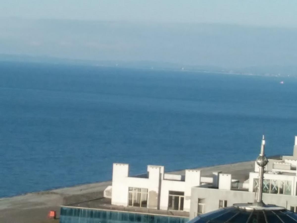 Penthouse Hotel Batoemi Buitenkant foto