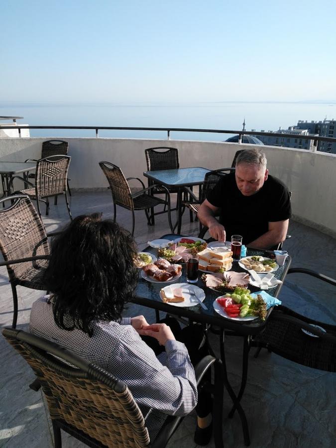 Penthouse Hotel Batoemi Buitenkant foto