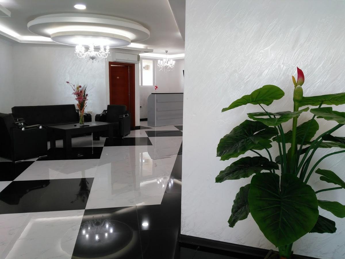 Penthouse Hotel Batoemi Buitenkant foto