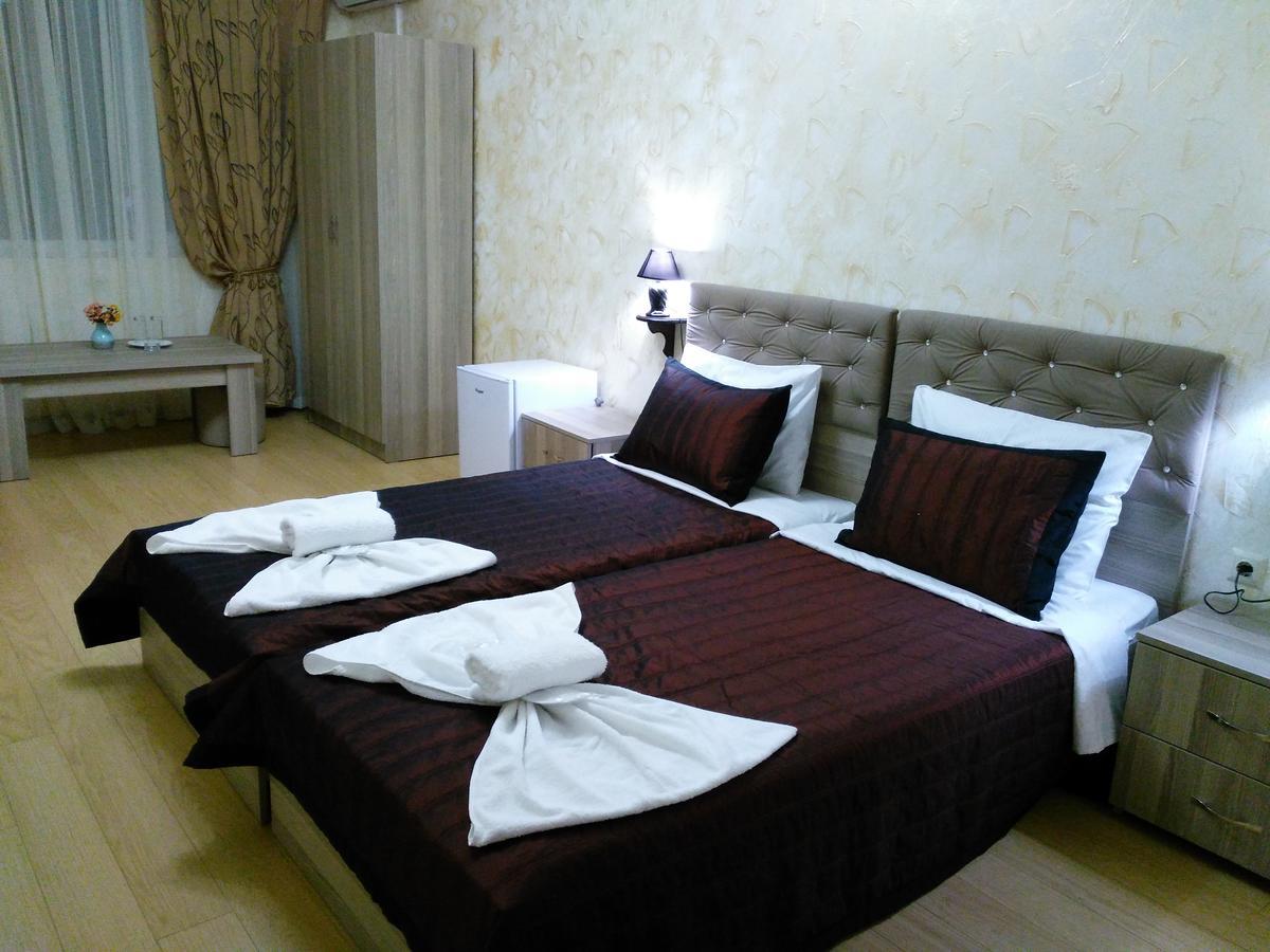 Penthouse Hotel Batoemi Buitenkant foto