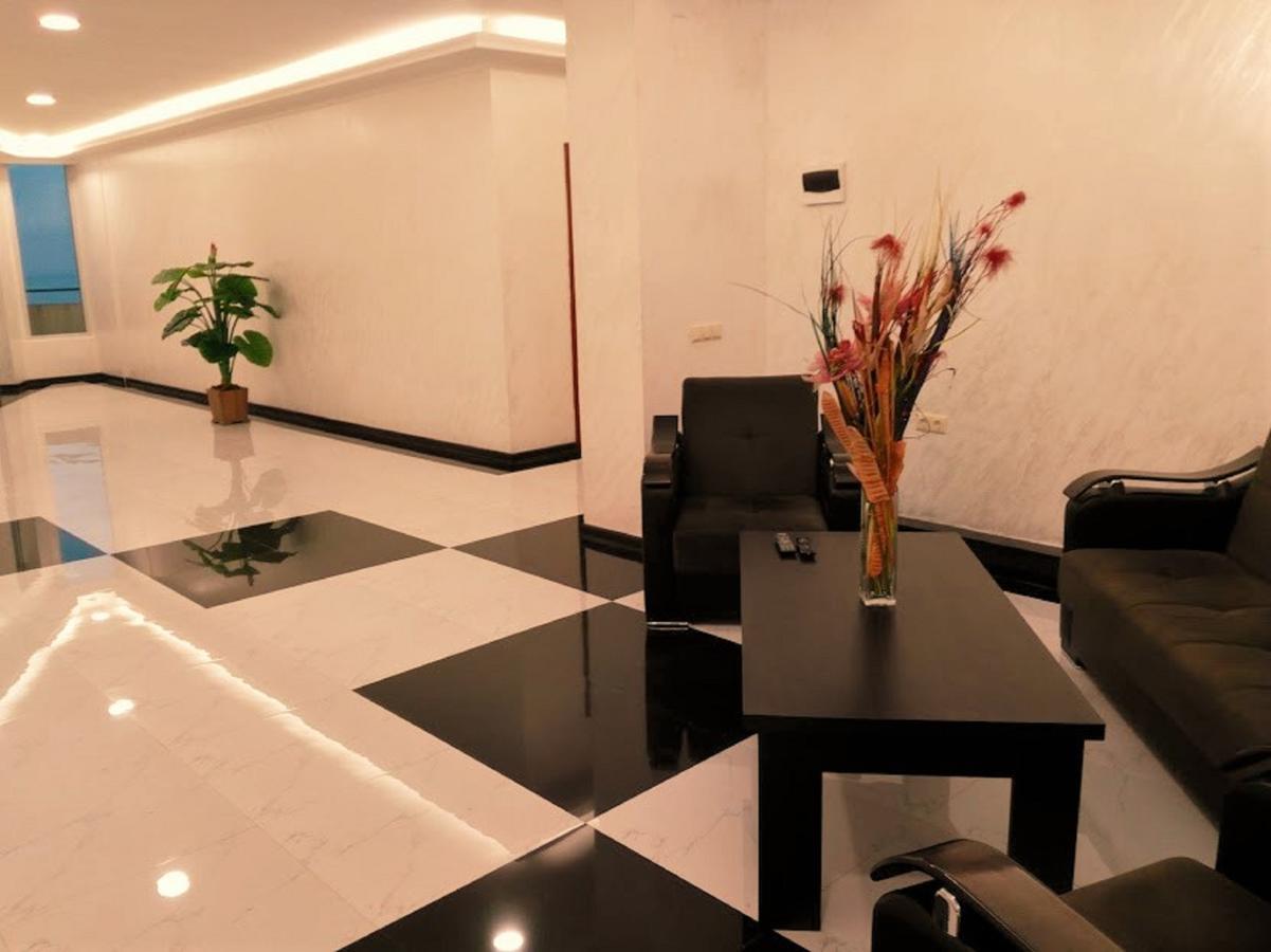 Penthouse Hotel Batoemi Buitenkant foto