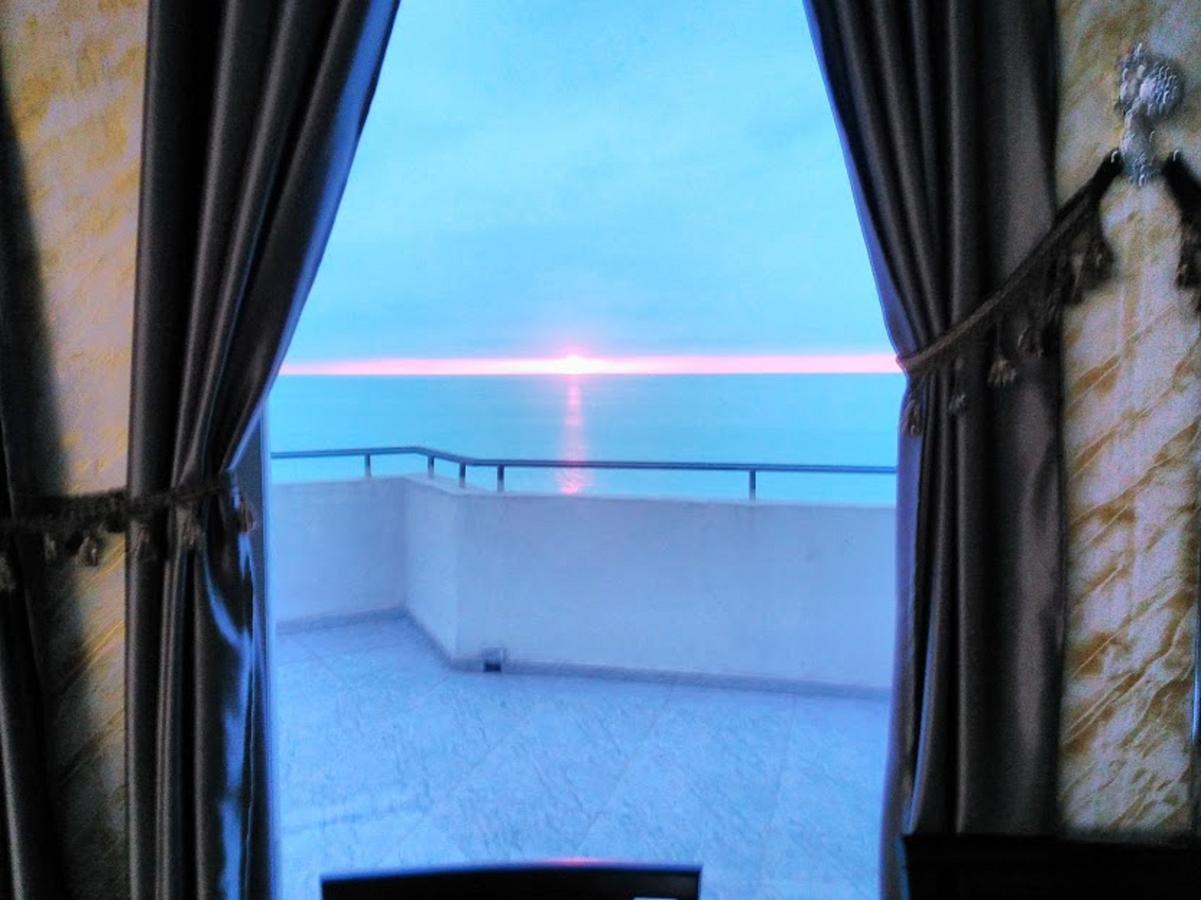 Penthouse Hotel Batoemi Buitenkant foto
