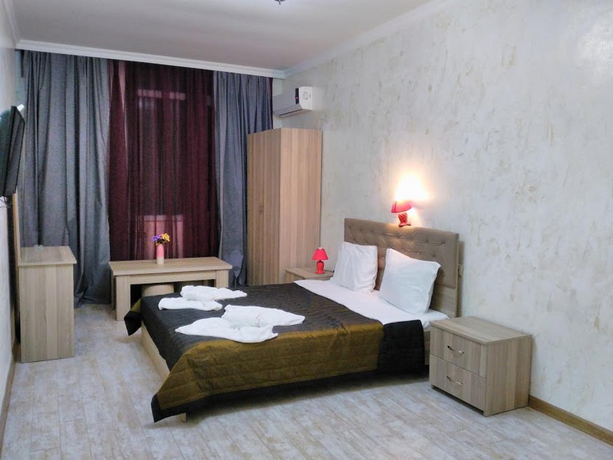 Penthouse Hotel Batoemi Buitenkant foto