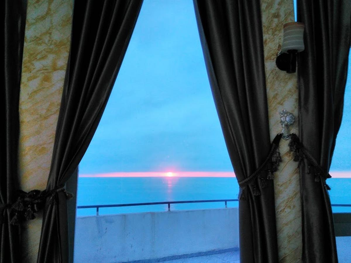 Penthouse Hotel Batoemi Buitenkant foto
