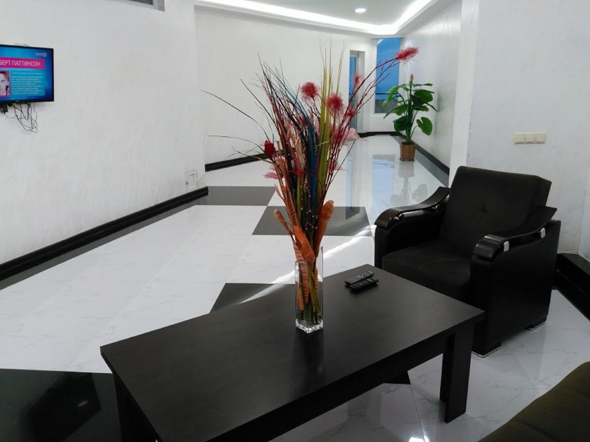 Penthouse Hotel Batoemi Buitenkant foto