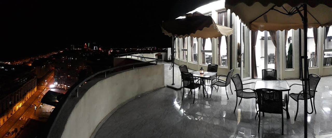 Penthouse Hotel Batoemi Buitenkant foto