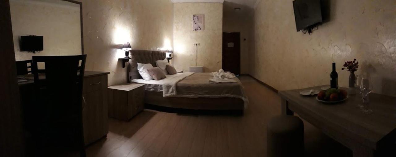 Penthouse Hotel Batoemi Buitenkant foto