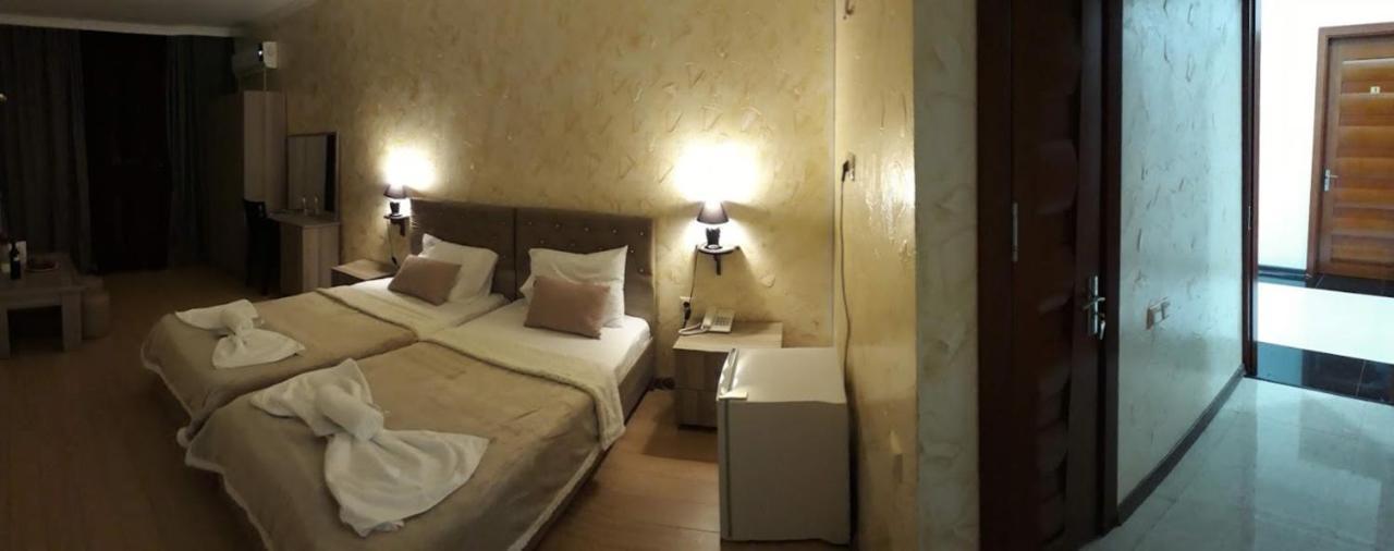 Penthouse Hotel Batoemi Buitenkant foto