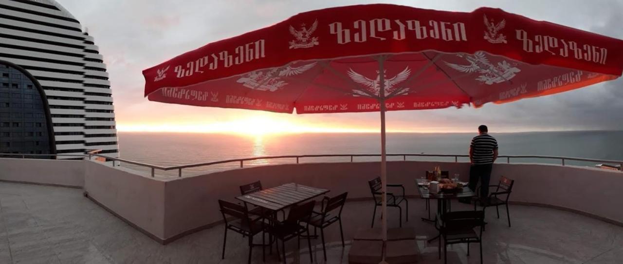 Penthouse Hotel Batoemi Buitenkant foto